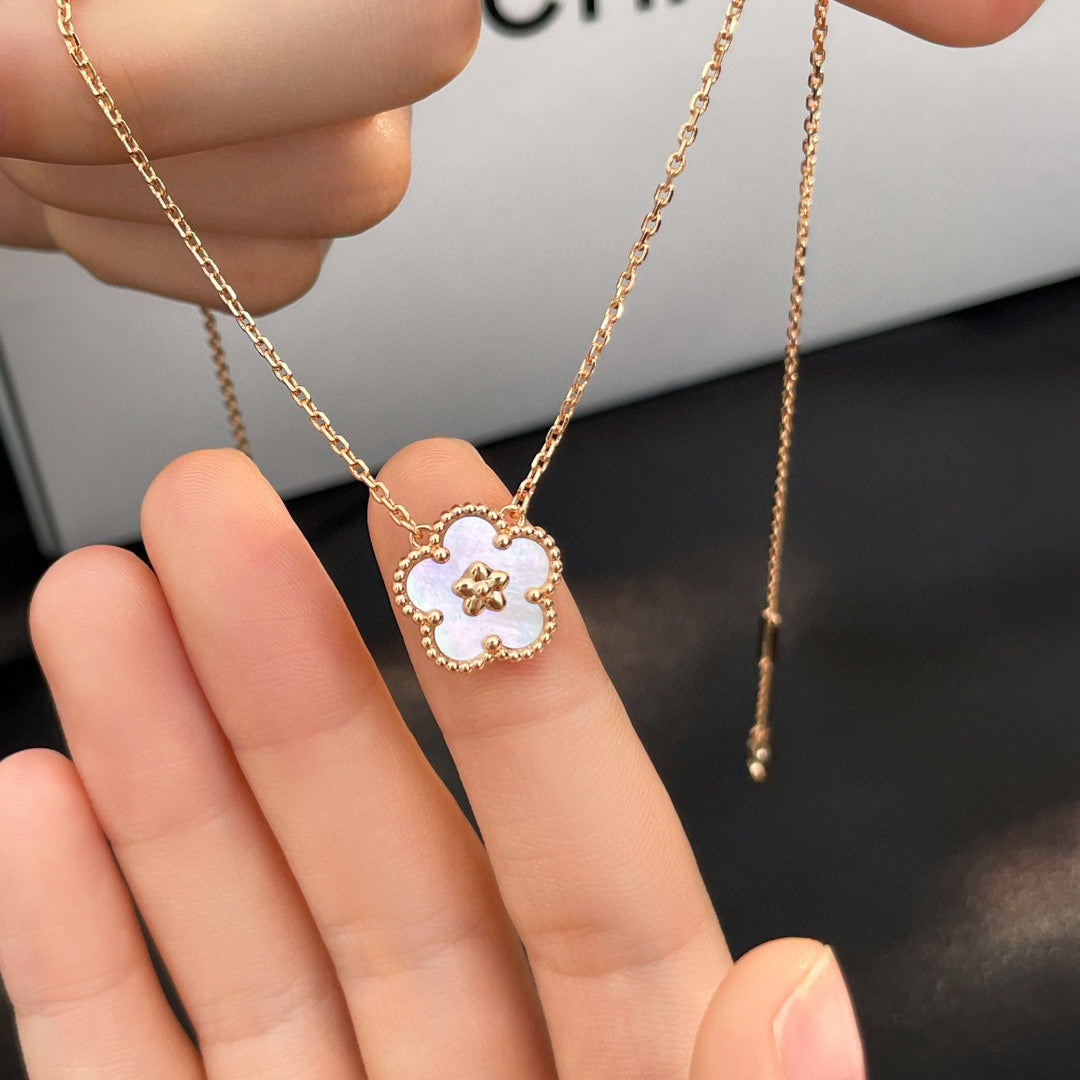 [Gaonasi]LUCKY  WHITE MOP  PLUM BLOSSOM NECKLACE