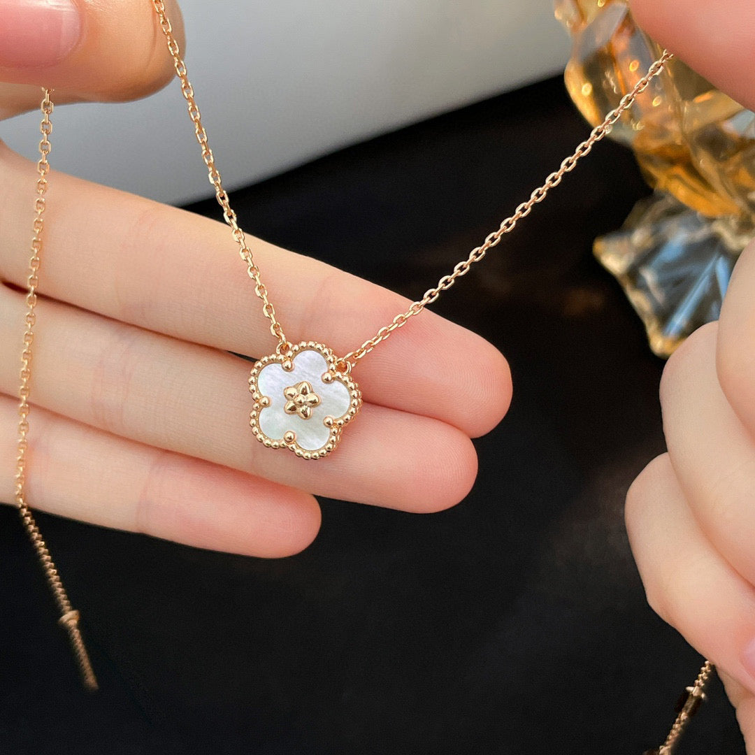 [Gaonasi]LUCKY  WHITE MOP  PLUM BLOSSOM NECKLACE