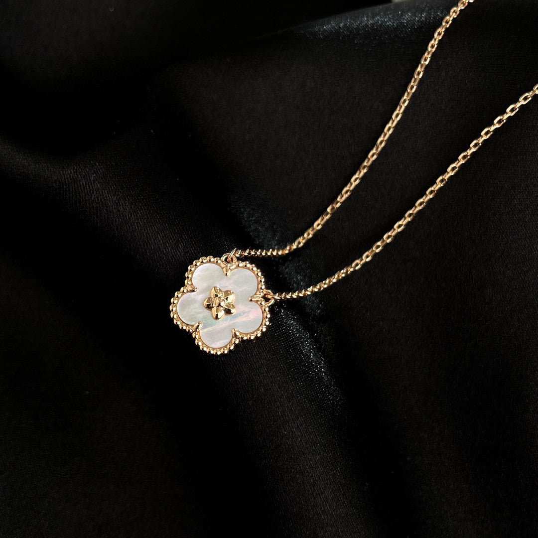 [Gaonasi]LUCKY  WHITE MOP  PLUM BLOSSOM NECKLACE