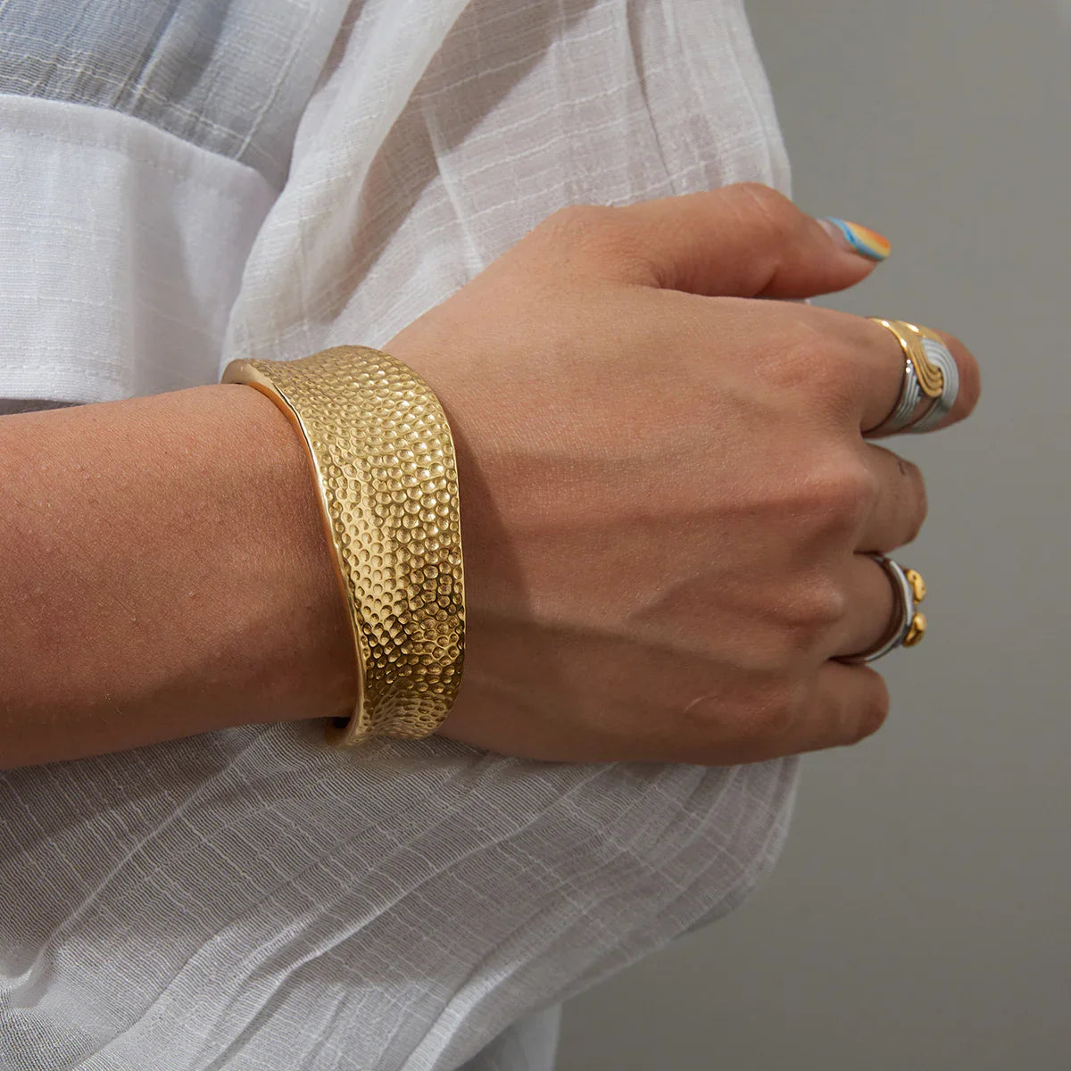 [Gaonasi]Cheyenne Textured Gold Band