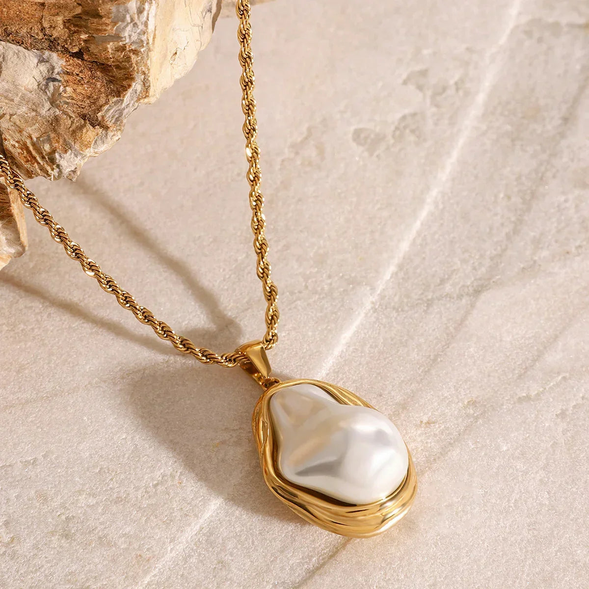 [Gaonasi]Carly Mother Of Pearl Pendant
