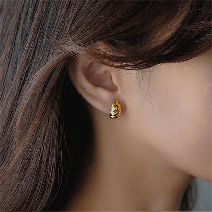 [Gaonasi]Croissant Huggie Earrings