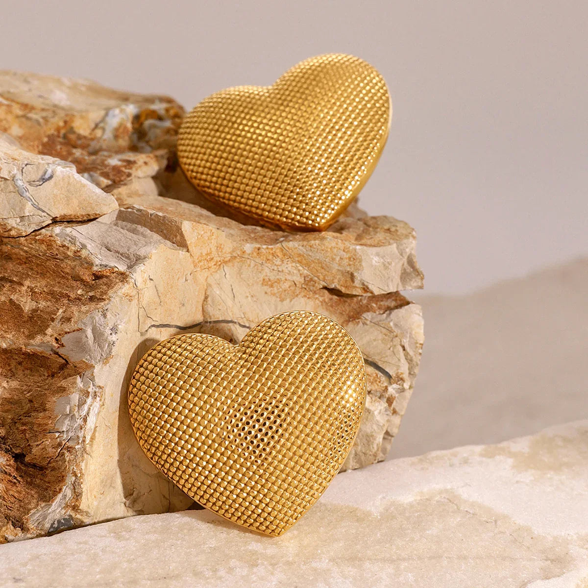 [Gaonasi]Cecelia Textured Heart Earrings