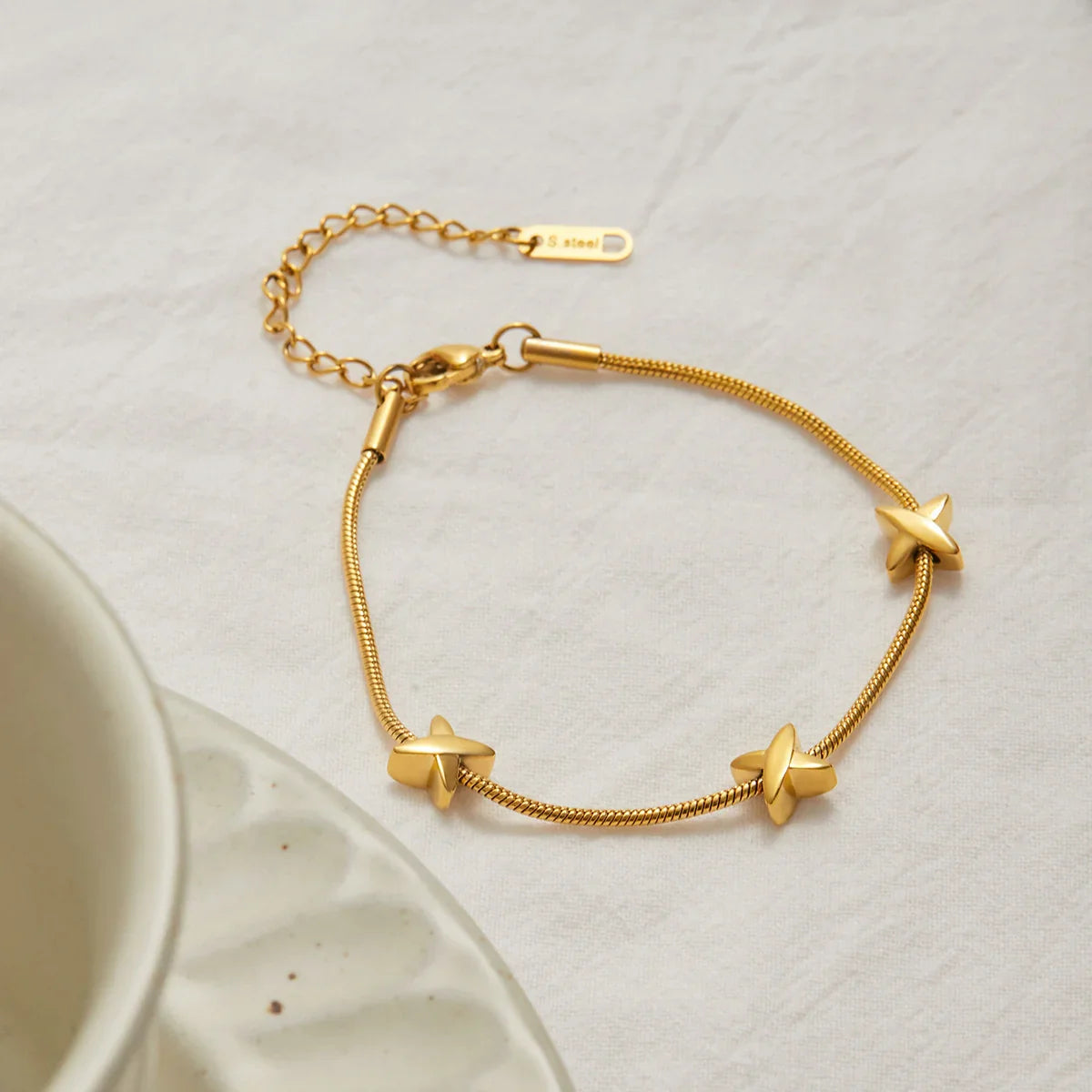 [Gaonasi]Brienne Diamond Cross Herringbone Bracelet