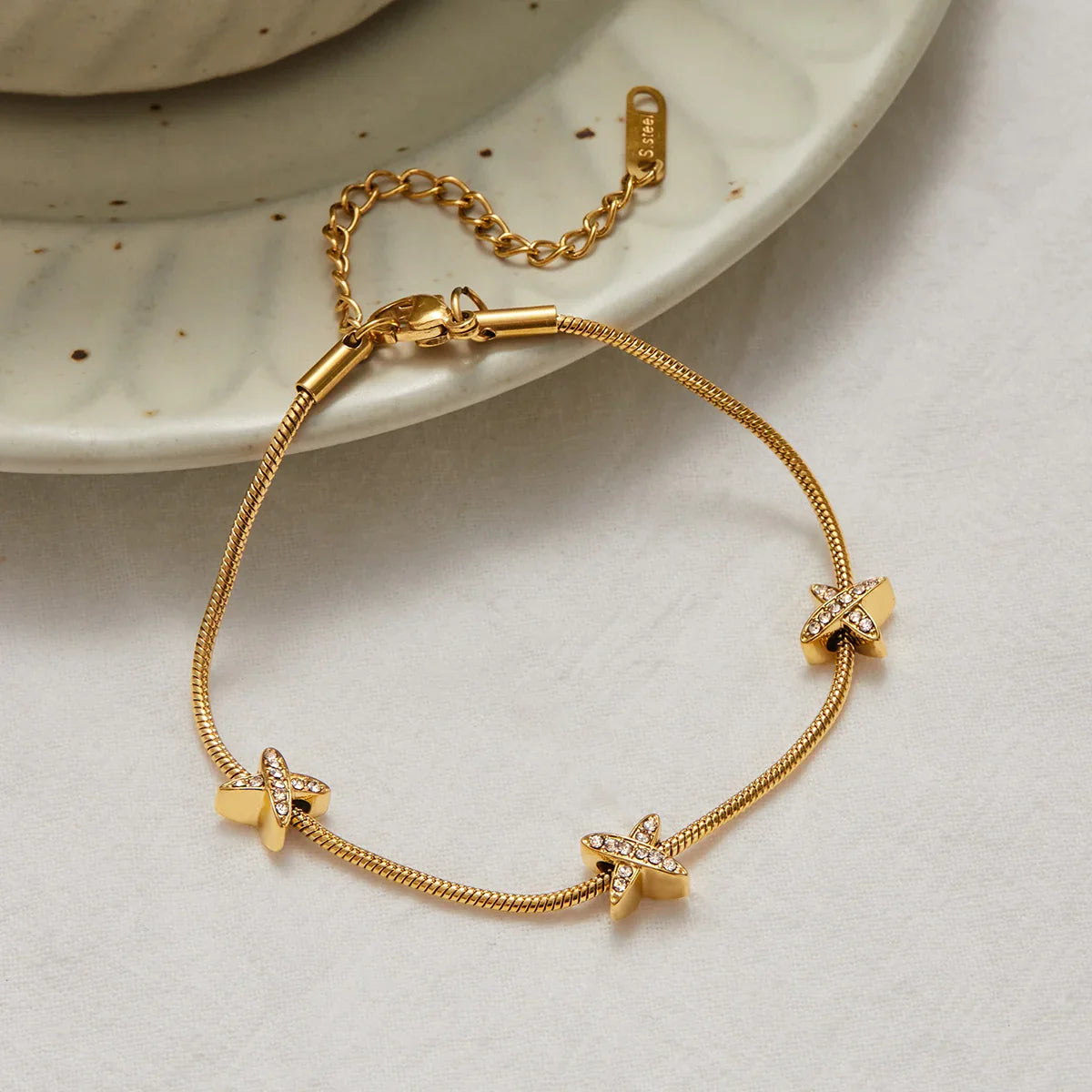[Gaonasi]Brienne Diamond Cross Herringbone Bracelet