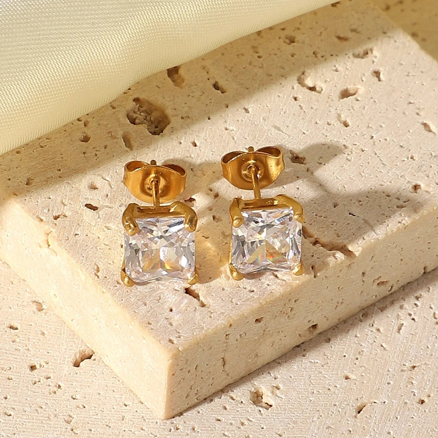 [Gaonasi]March Solitaire Gold Earrings
