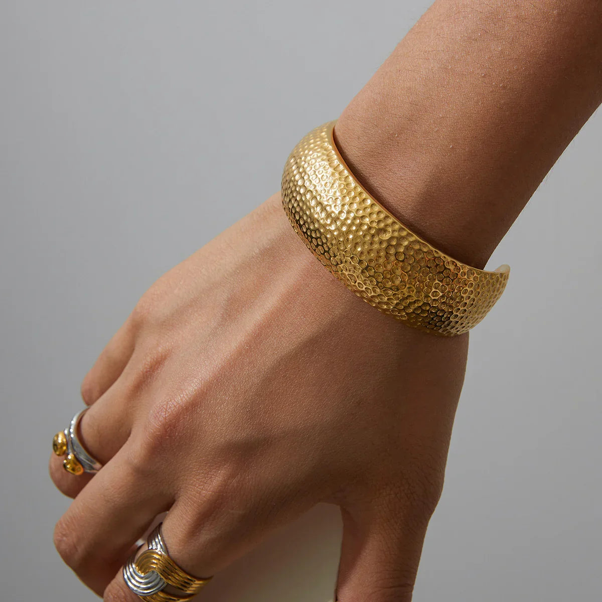 [Gaonasi]Cheyenne Textured Gold Band