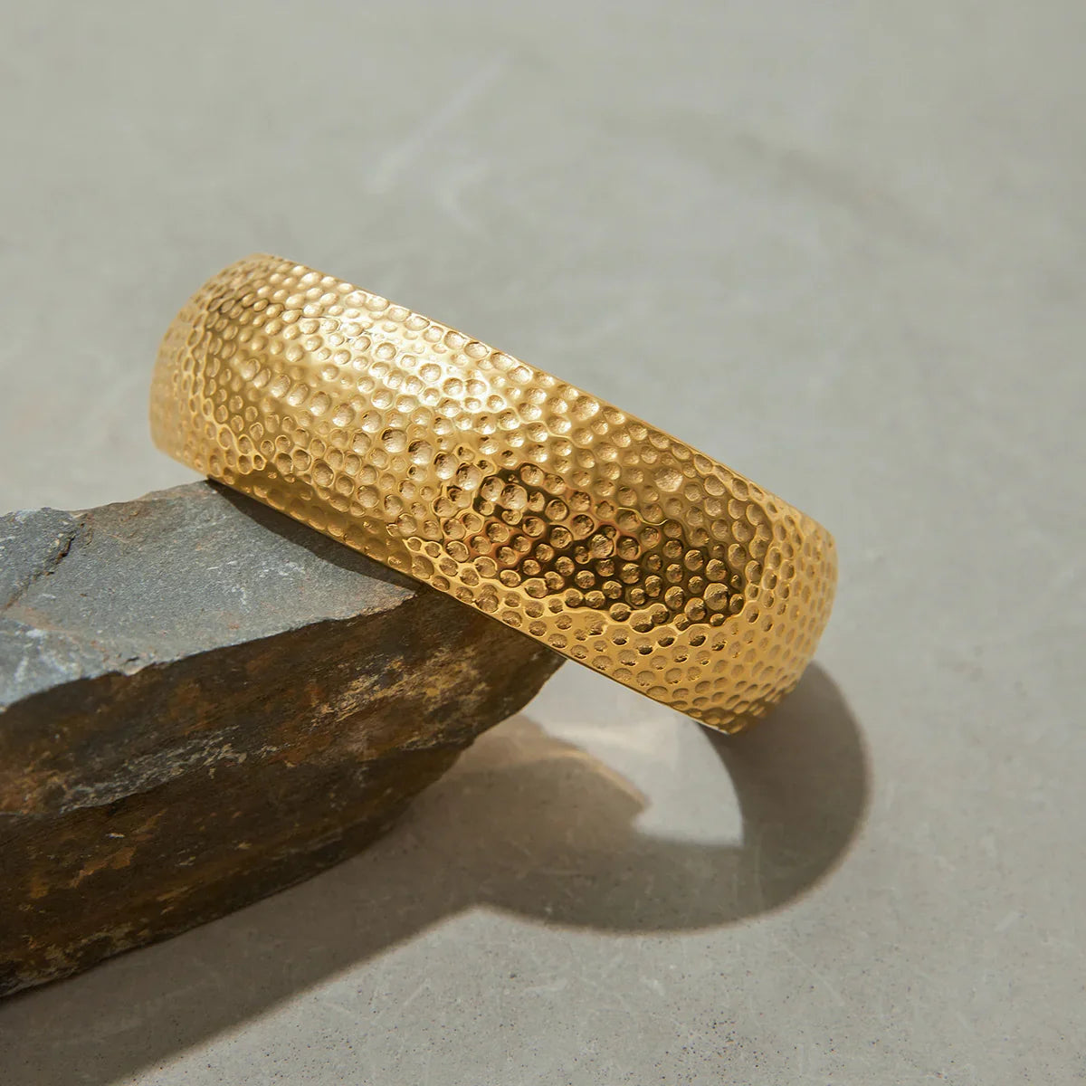 [Gaonasi]Cheyenne Textured Gold Band