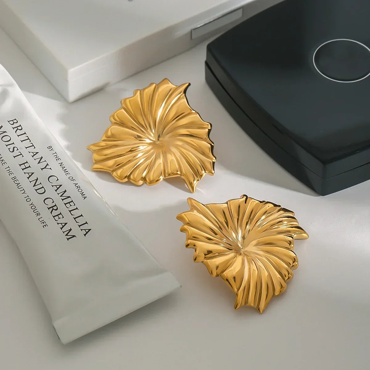 [Gaonasi]Rafaela Sculpted Petal Gold Earrings