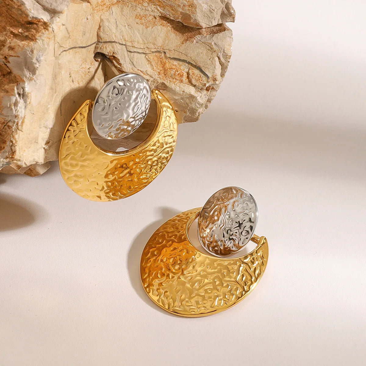 [Gaonasi]Shelly Two Tone Crescent Earrings