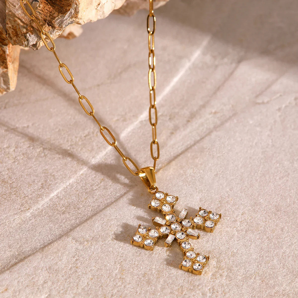 [Gaonasi]Divina Crystal Cross Necklace