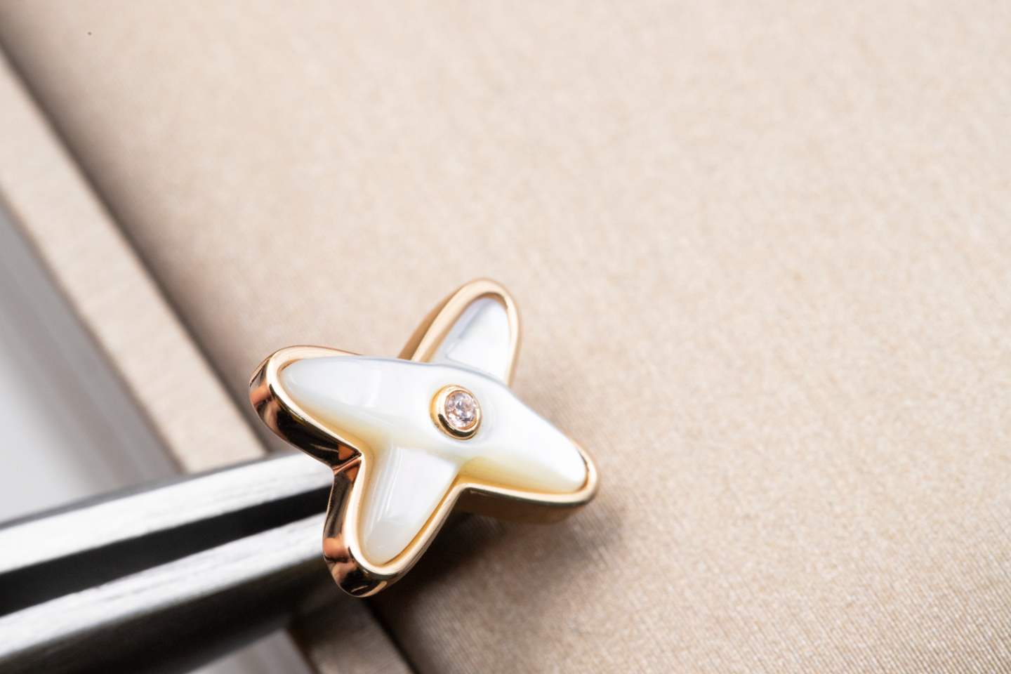 [Gaonasi]JEUX DE WHITE MOP ROSE GOLD DIAMOND EARRINGS