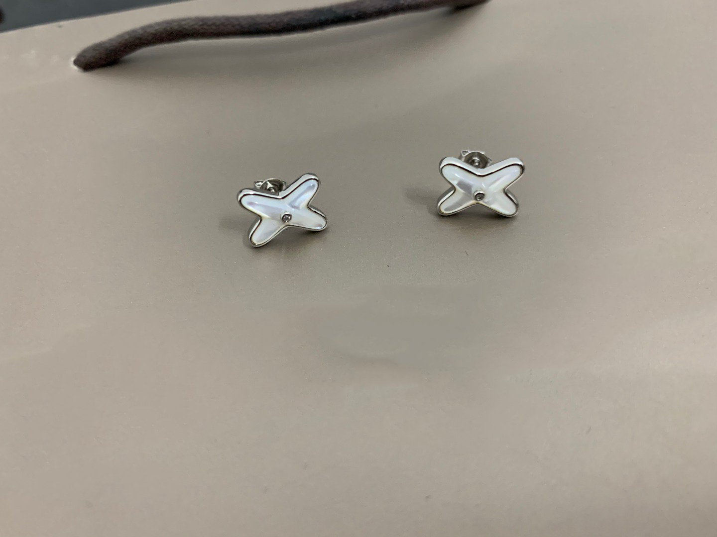 [Gaonasi]JEUX DE WHITE MOP SILVER DIAMOND EARRINGS