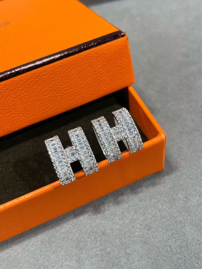 [Gaonasi]H STUD EARRINGS WITH SILVER DIAMONDS