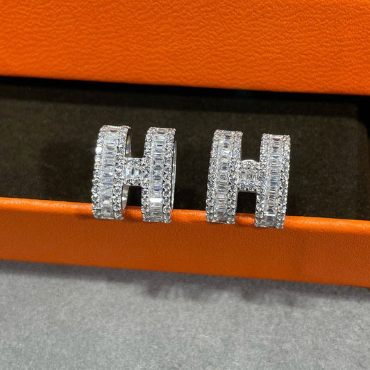 [Gaonasi]H STUD EARRINGS WITH SILVER DIAMONDS