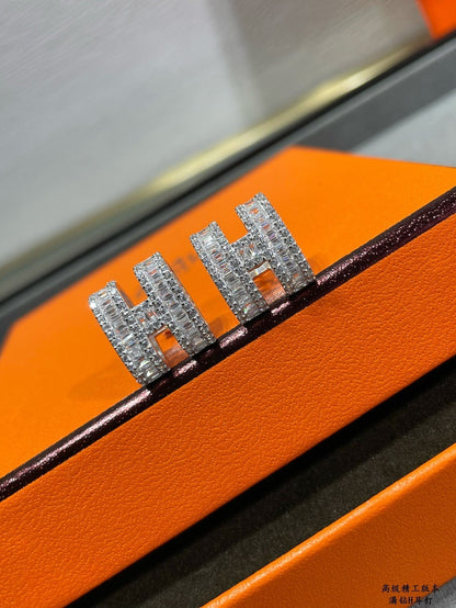 [Gaonasi]H STUD EARRINGS WITH SILVER DIAMONDS