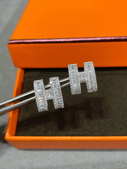 [Gaonasi]H STUD EARRINGS WITH SILVER DIAMONDS