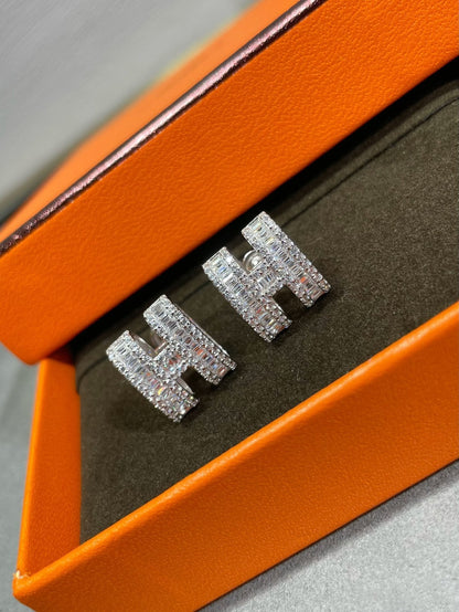 [Gaonasi]H STUD EARRINGS WITH SILVER DIAMONDS