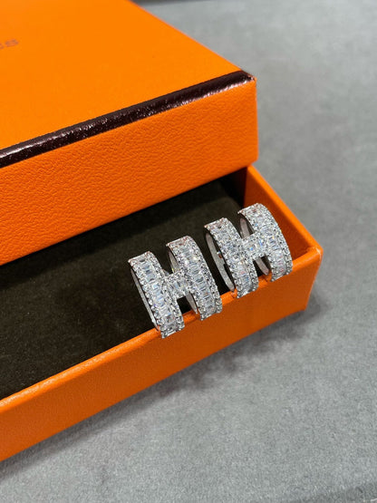 [Gaonasi]H STUD EARRINGS WITH SILVER DIAMONDS