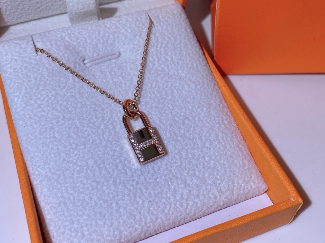 [Gaonasi]HM ADVANCED NICHE LOCK HEAD NECKLACE DIAMONDS