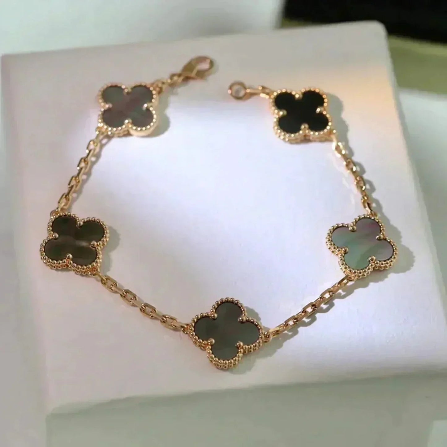 [Gaonasi] CLOVER 5 MOTIF GRAY MOP BRACELET COLLECTION