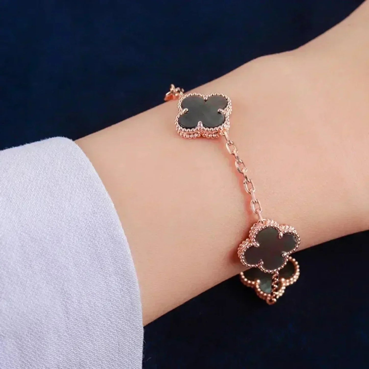 [Gaonasi] CLOVER 5 MOTIF GRAY MOP BRACELET COLLECTION