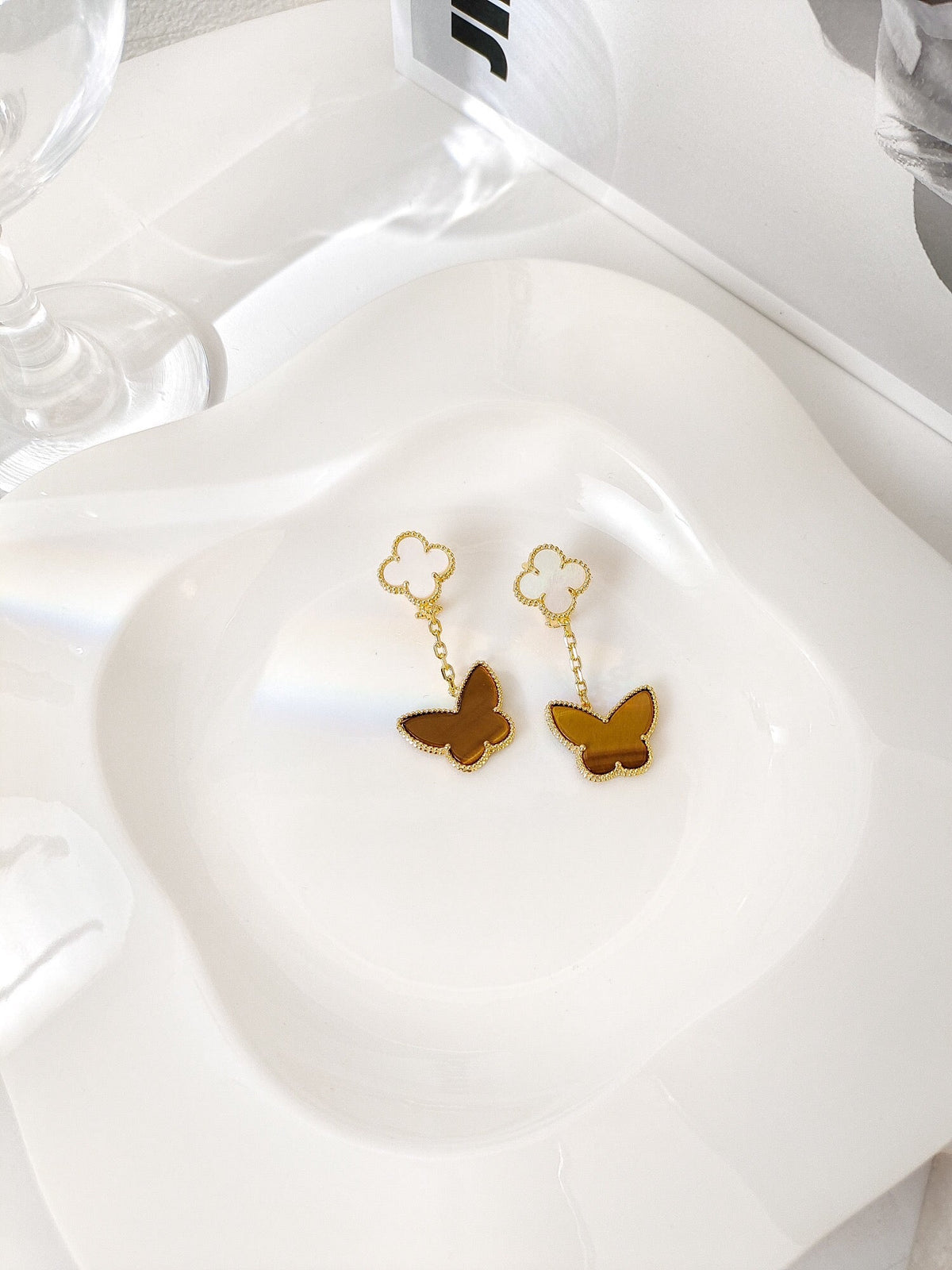[Cadisa]BUTTERFLY 2 MOTIF TIGER EYE MOP EARRINGS