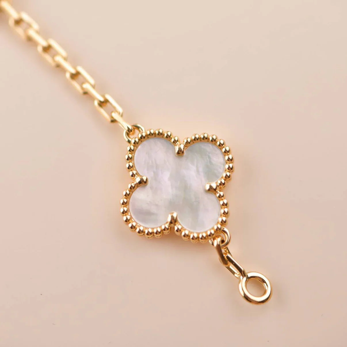 [Gaonasi]CLOVER WHITE PEARL MOP 5 MOTIF BRACELET COLLECTION