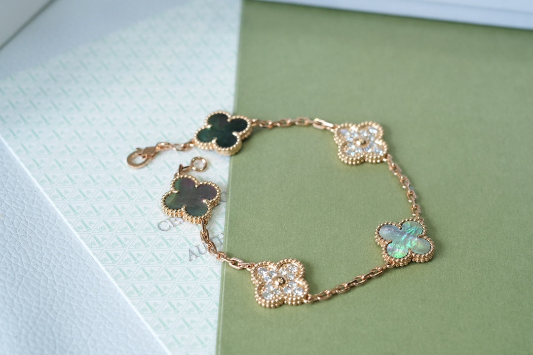 [Gaonasi] CLOVER 5 MOTIF GRAY MOP BRACELET COLLECTION