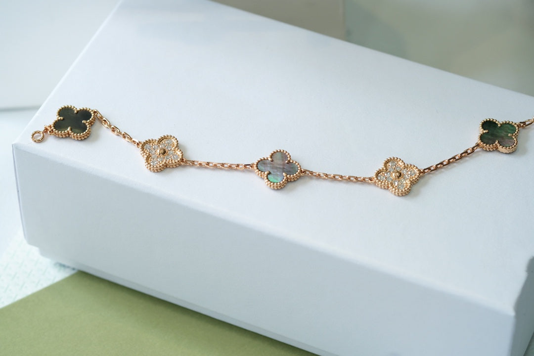 [Gaonasi] CLOVER 5 MOTIF GRAY MOP BRACELET COLLECTION