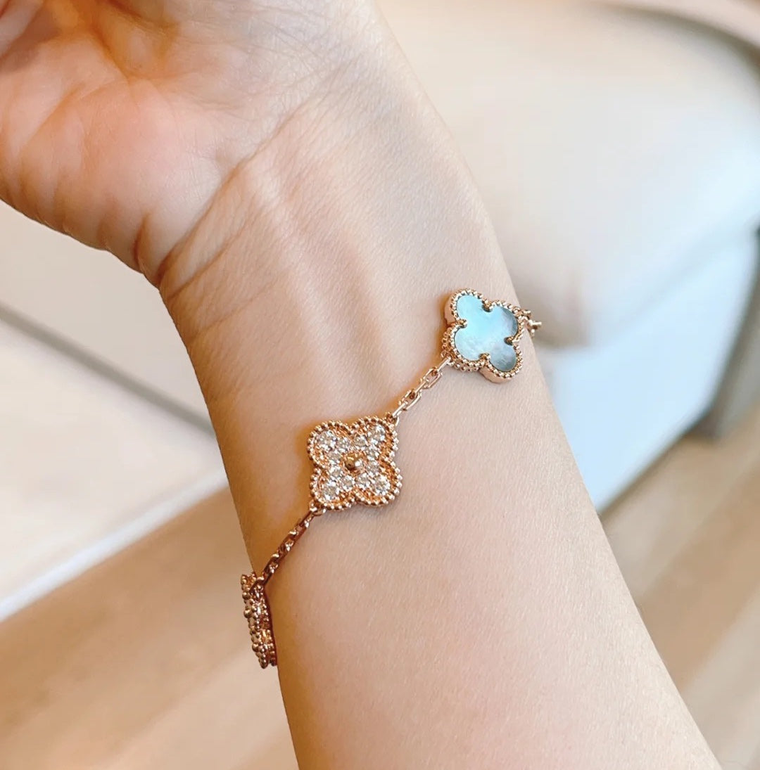 [Gaonasi] CLOVER 5 MOTIF GRAY MOP BRACELET COLLECTION