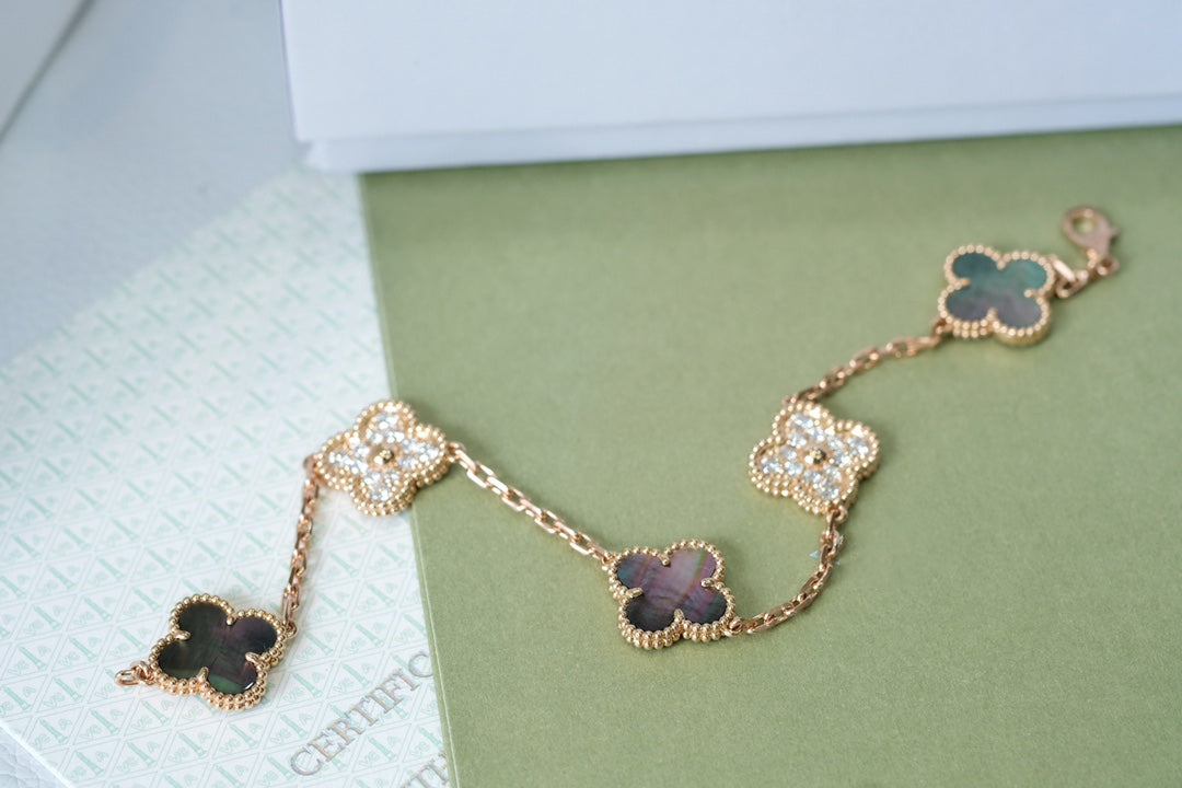 [Gaonasi] CLOVER 5 MOTIF GRAY MOP BRACELET COLLECTION