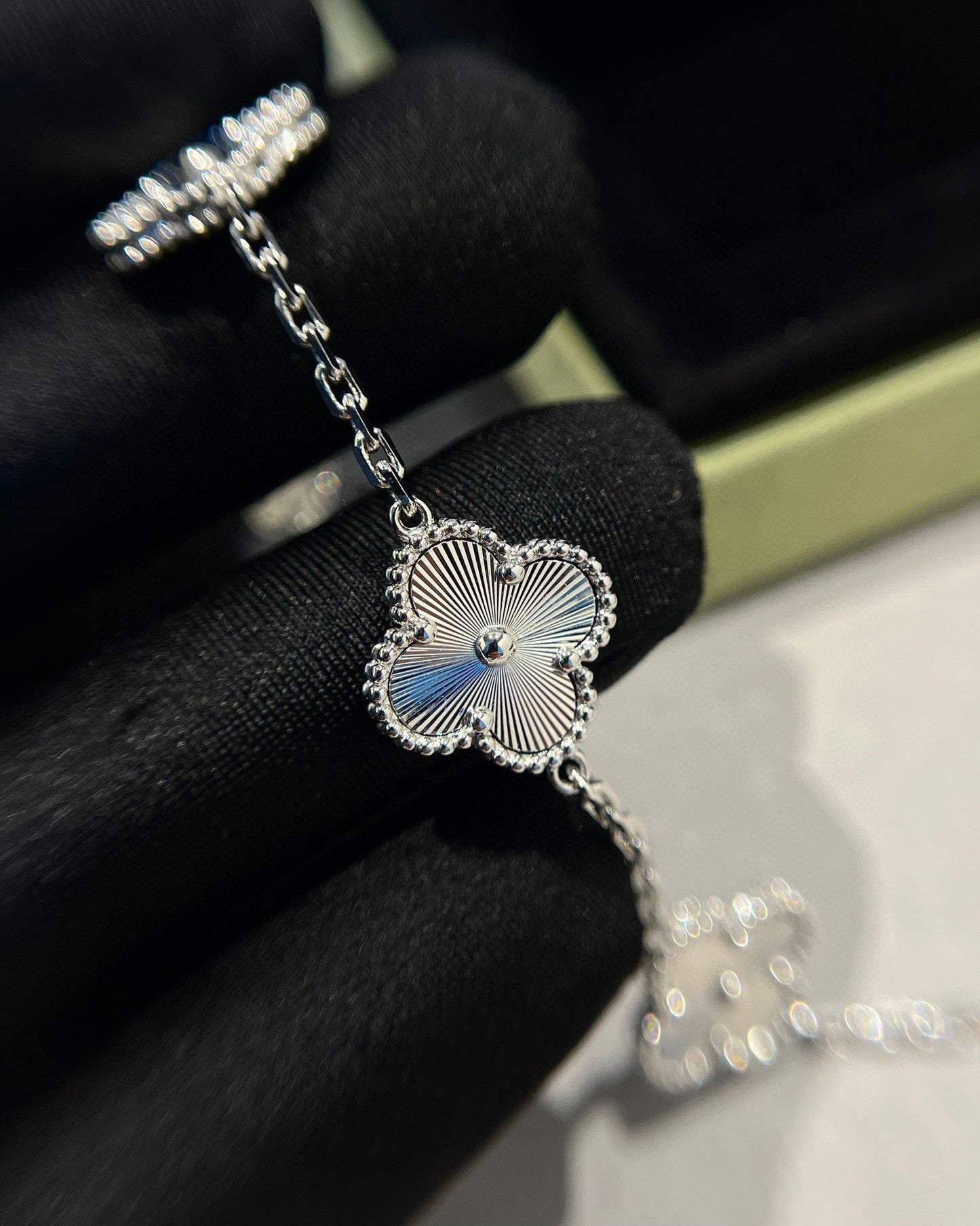 [Gaonasi] CLOVER 5 MOTIF LASER BRACELET COLLECTION