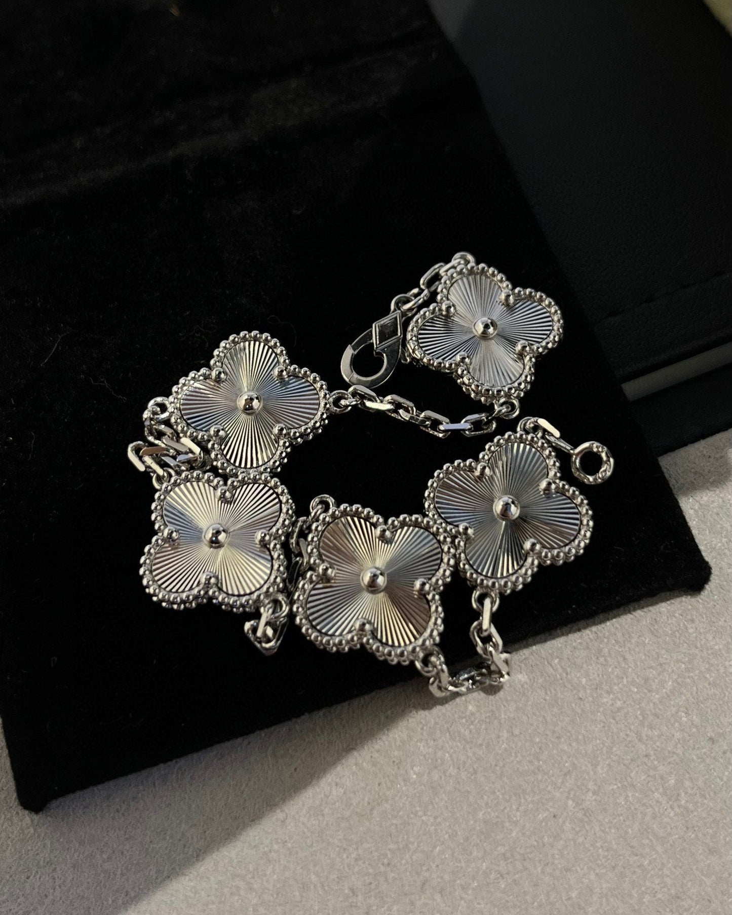 [Gaonasi] CLOVER 5 MOTIF LASER BRACELET COLLECTION
