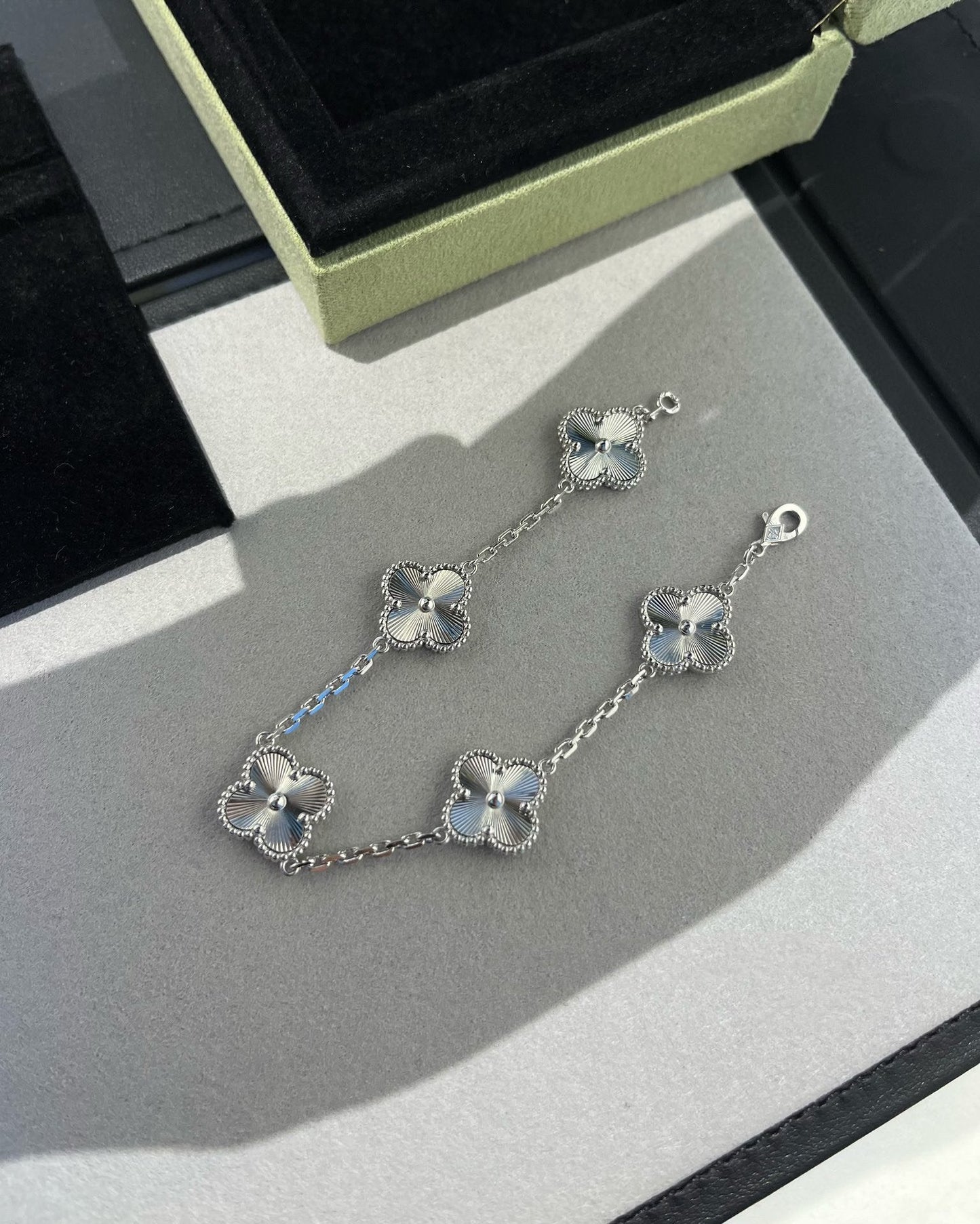 [Gaonasi] CLOVER 5 MOTIF LASER BRACELET COLLECTION